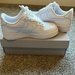 Women’s white Nike Air Force 1 shoes. Size 5